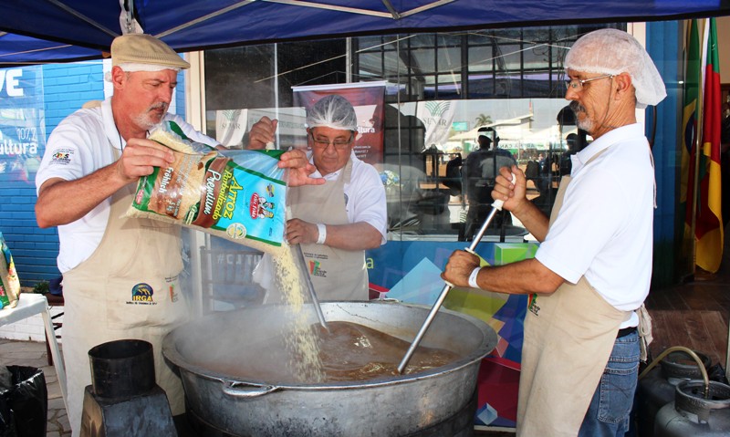 Hora de colocar o arroz na panela