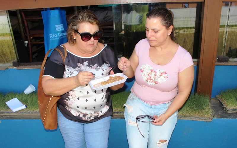 Maria Beatriz e Tanara degustando o carreteiro