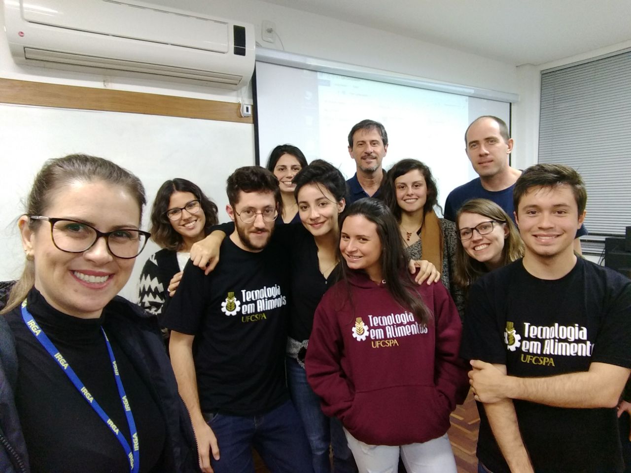Carolina Pitta e alunos da UFCSPA
