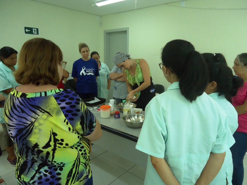 Nutricionista no processo de produção do bolo com farinha de arroz