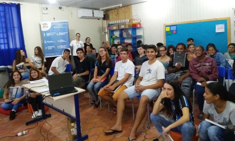 Alunos da EEEM Arthur da Costa e Silva após a palestra