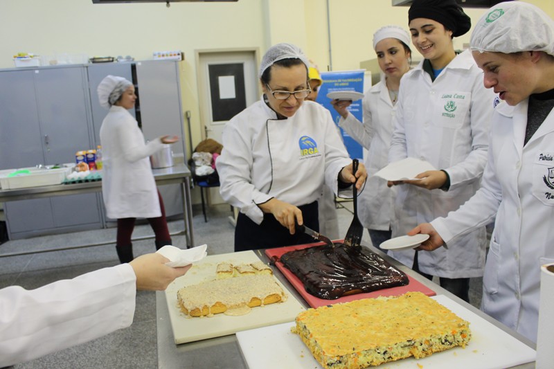 Alunas provaram e aprovaram os alimentos preparados