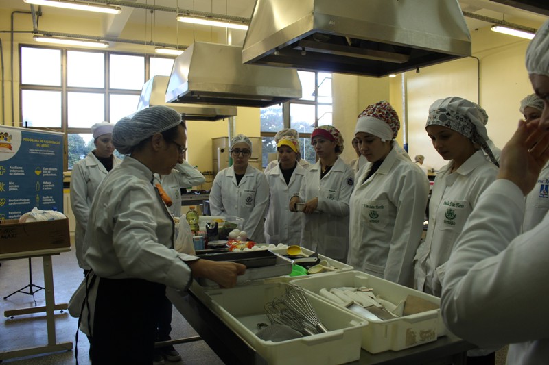Antes de colocar a mão na massa nutricionista instrui alunas
