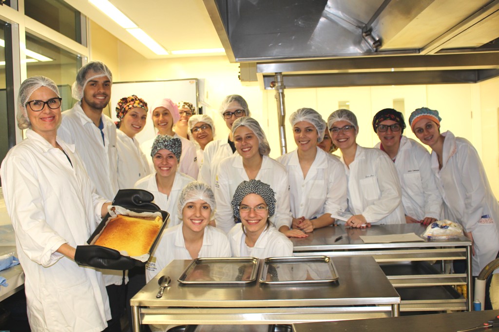 Nutricionista ensina a fazer bolo de laranja à base de farinha de arroz