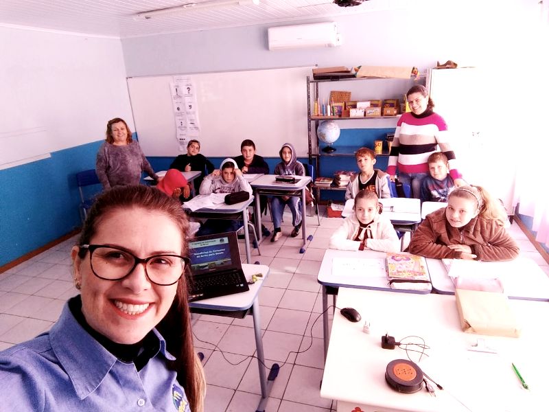 Carolina e os alunos da Afonso Santana